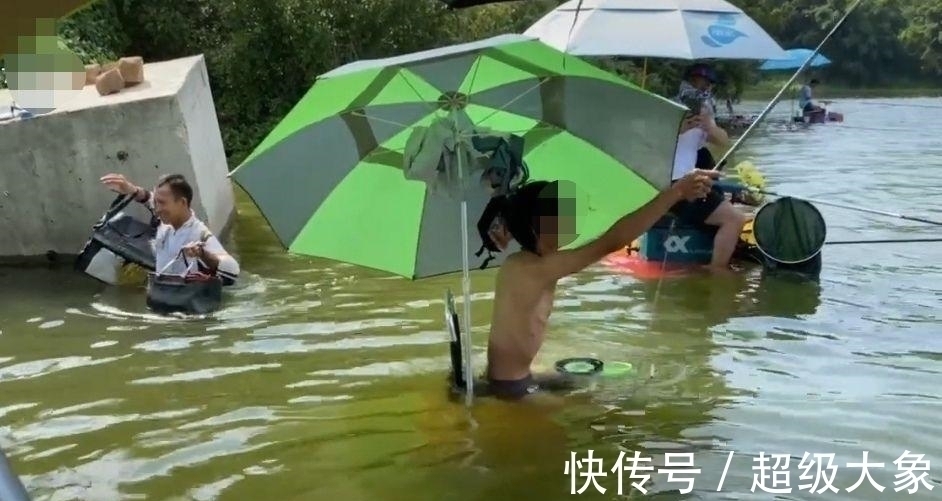 钓鱼人的执着让人惊叹:涨潮后泡在海水中垂钓和送餐