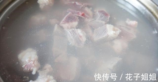 好吃美味牛腩西红柿，做法简单，汤汁红润，味道鲜美超好吃！