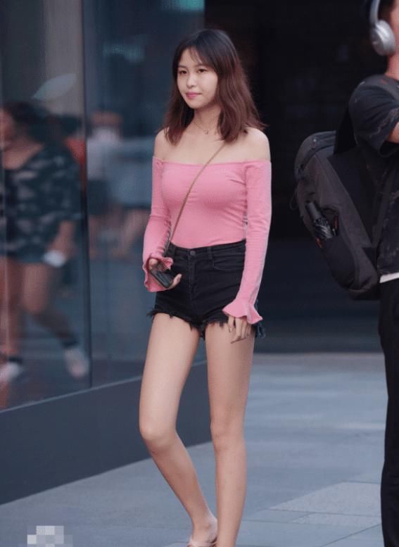 这位小姐姐,穿的衣服真“粉”呀