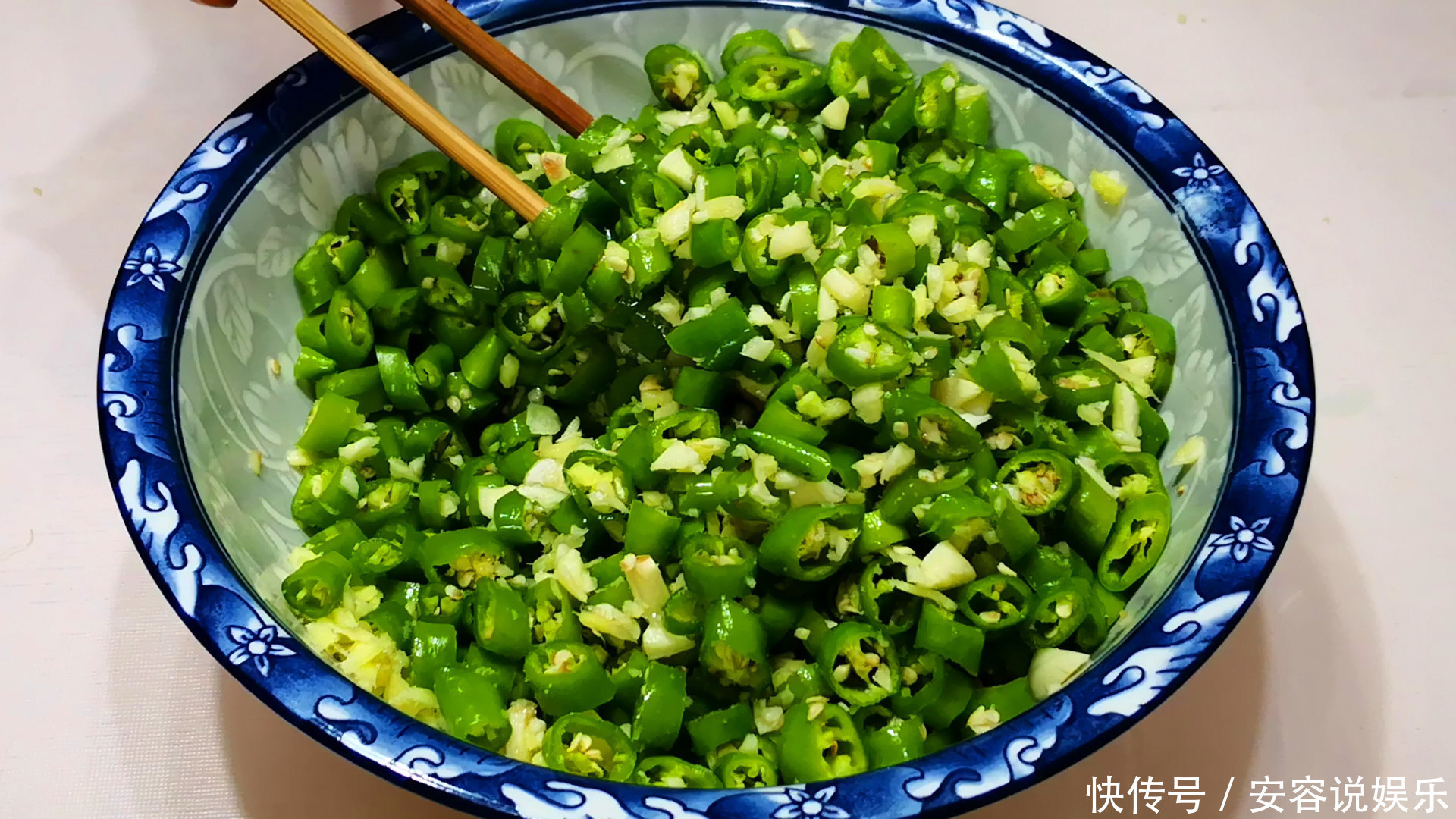 吃肉|腌辣椒别只会加盐了,教你秘制腌法,我家隔三差五做,比吃肉还香