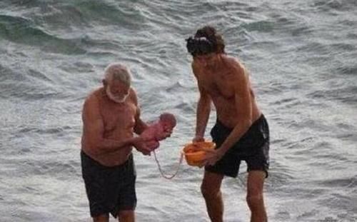 游泳|下海游泳顺便生了个娃，天然的水中分娩，网友不会引来鲨鱼吗