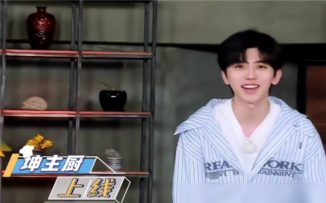 蔡徐坤做饭导演不让帮忙，杨颖郑恺真的不管，只有他实在看不下去帮了忙
