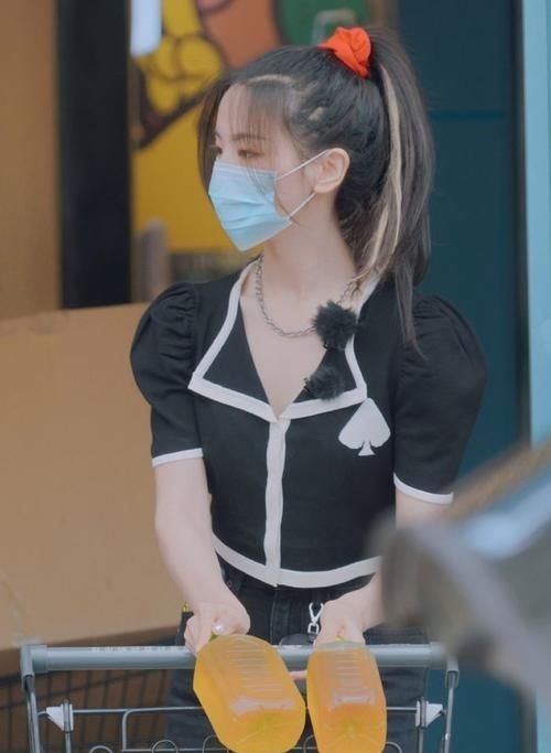 少女感|难怪会被老板一眼相中,泡泡袖上衣配短裙,美成漫画女主