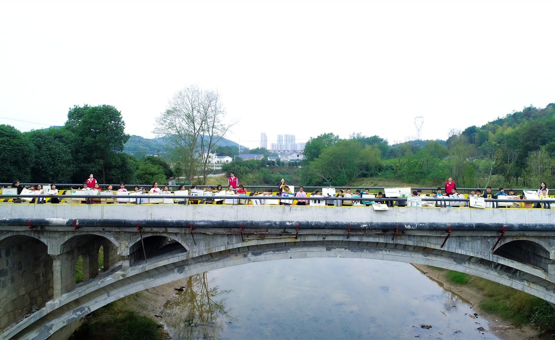 农村小学怎么“双减”?这所学校把课堂搬进了山林田野间