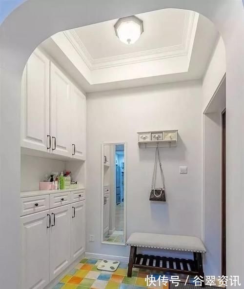 铺设|玄关,别再通铺瓷砖了,当下年轻人都喜欢这样装,也太好看了吧