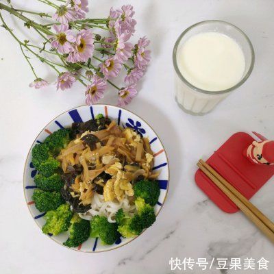 黄花菜木耳鸡蛋打卤面你这么做，保证你吃一次想十次