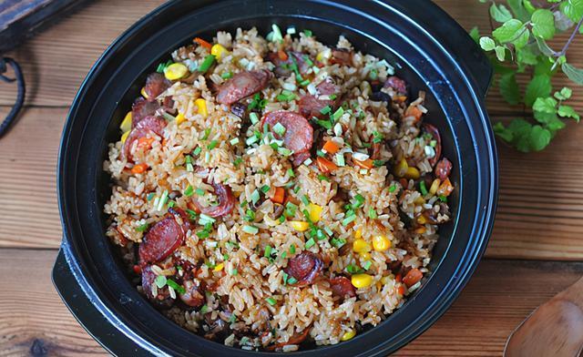 腊肠焖饭|天冷爱做懒人饭,有肉有菜味道好,热热乎乎一大锅,营养真齐活