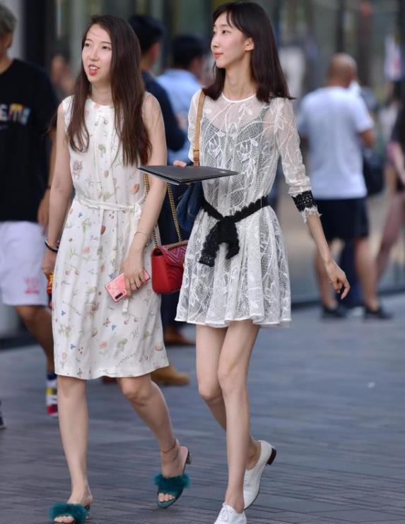 小西装|街拍小姐姐时髦的印花背心搭配休闲裤,尽显时尚魅力