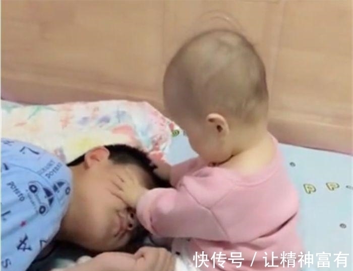 儿子|6个月小妹妹用这样的方式叫哥哥起床,妈妈瞧见后,暖心到泪目