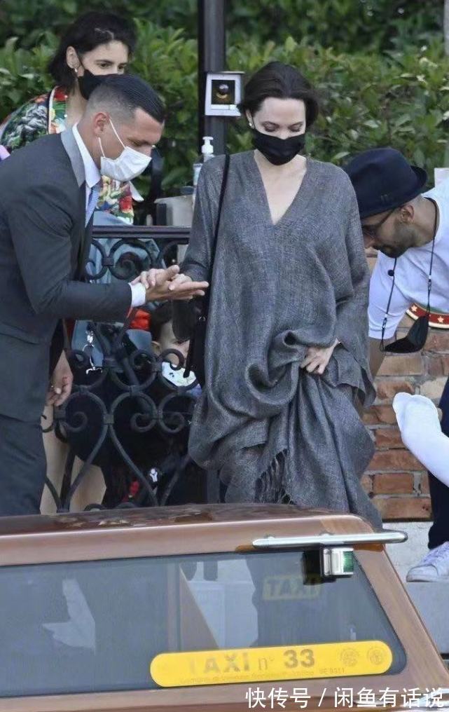 星空|朱莉“瘦过头”也有范,穿一身星空长袍出门,靠女王气场撑起衣服