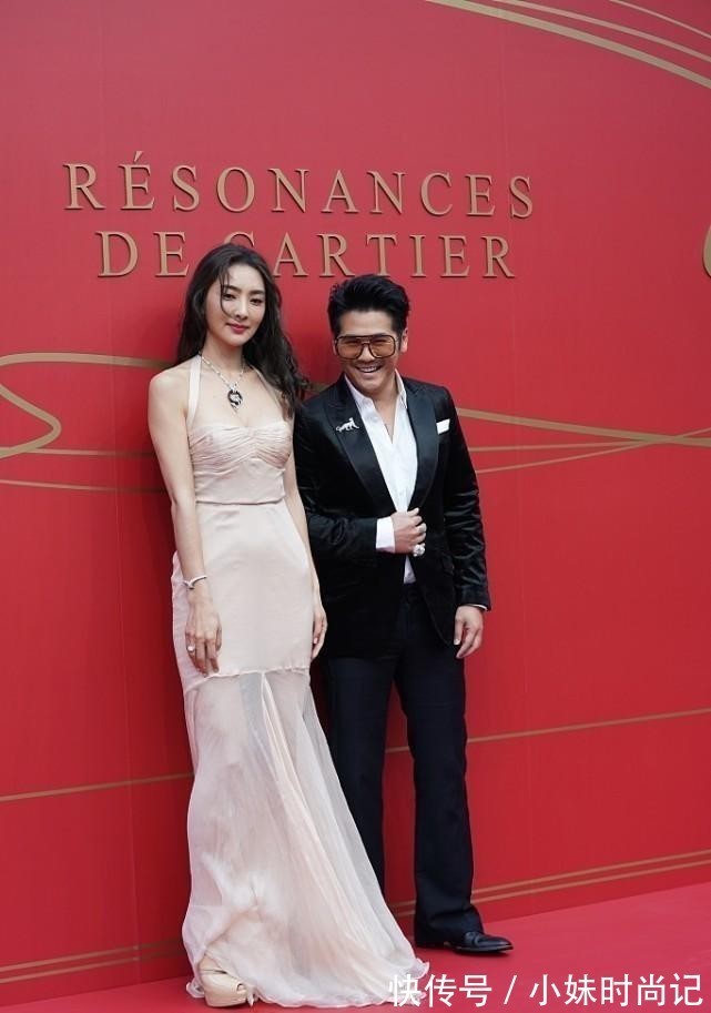 挂脖裙|曹格妻子不当模特可惜了,穿挂脖裙秀出高挑身材,比老公更像明星