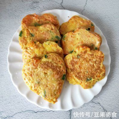 饭店大厨说漏嘴的秘密，胡萝卜蛋饼这样做才好吃