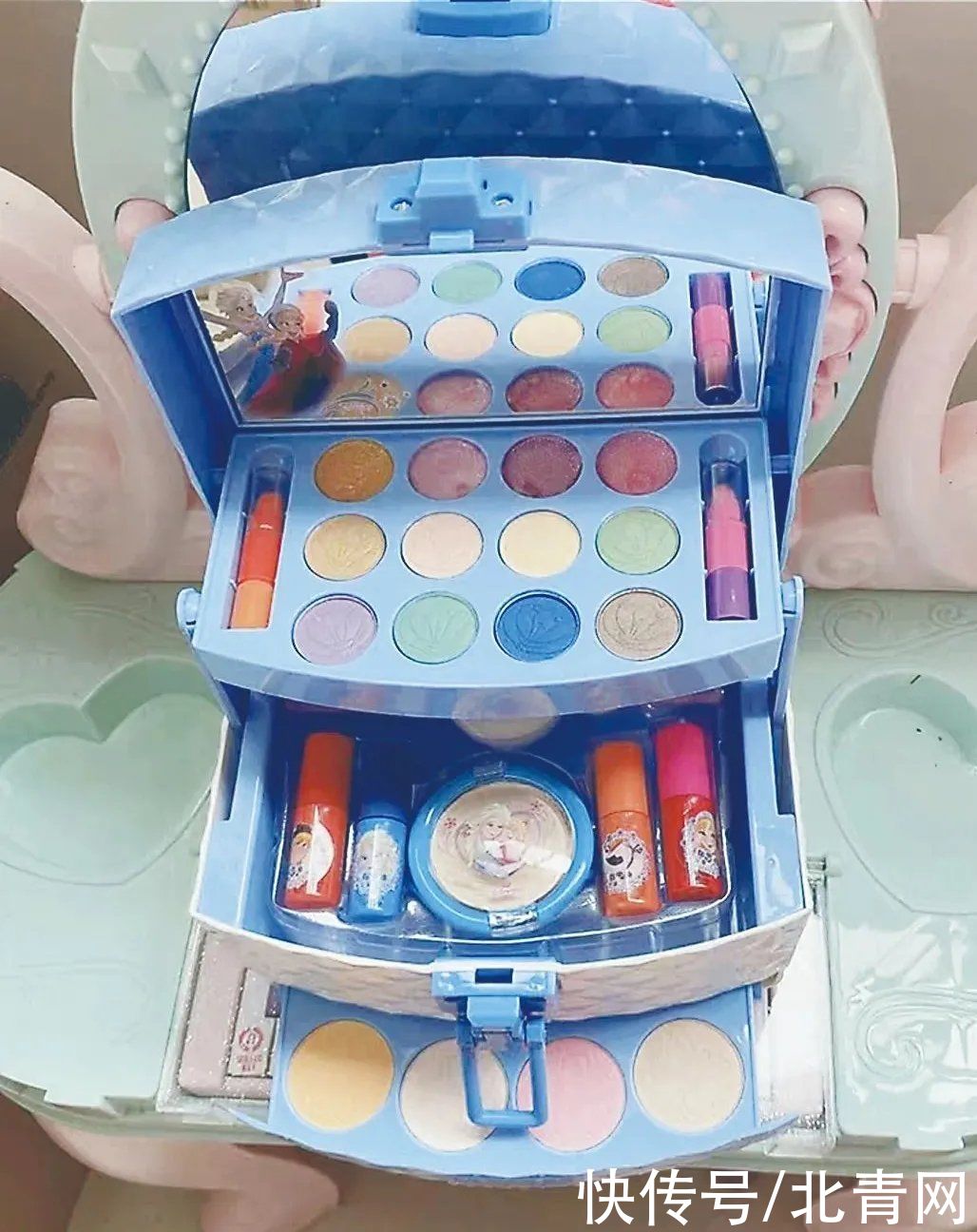 8岁女孩涂玩具口红，唇部肿成“香肠”