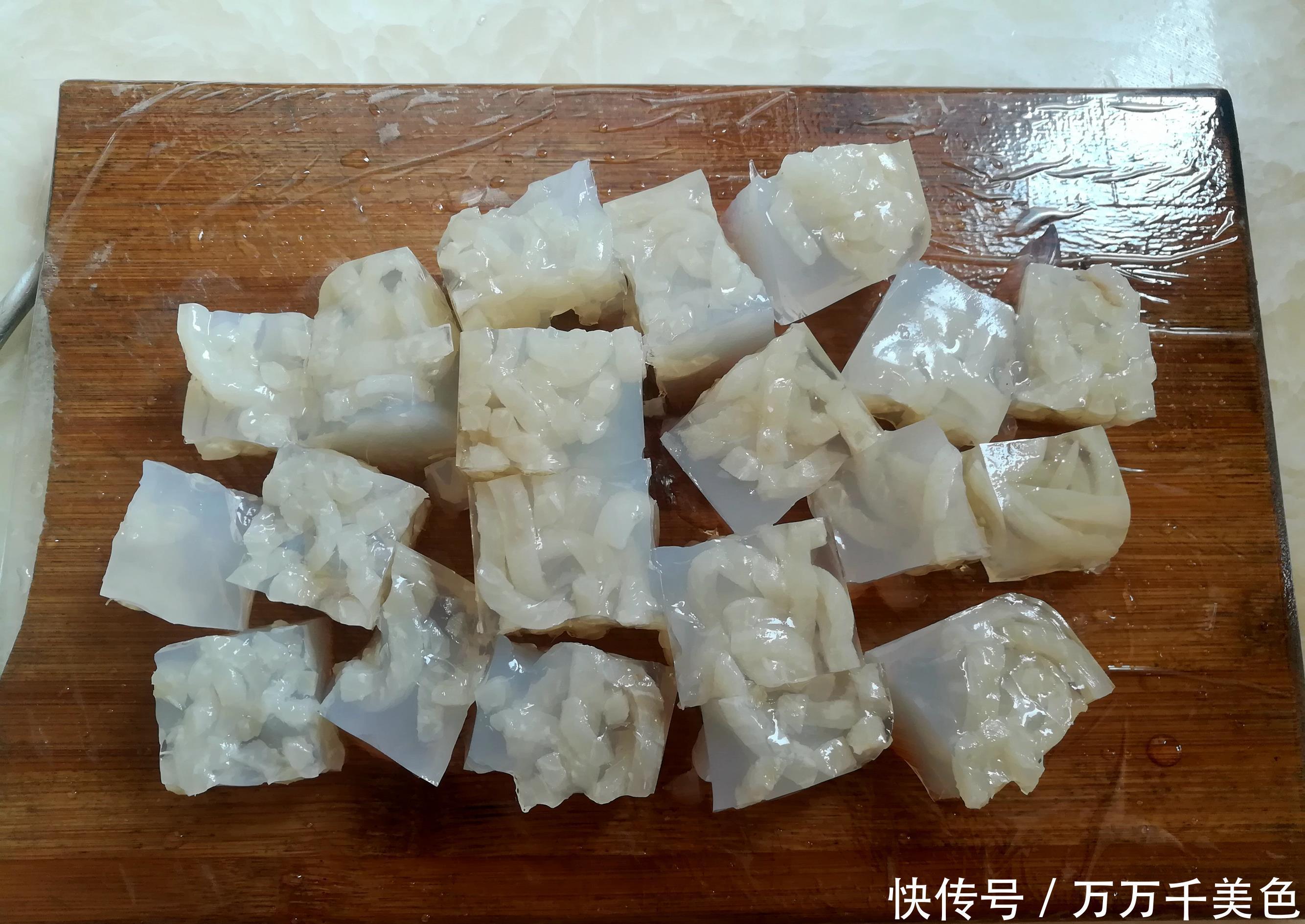 阿胶|女人吃猪蹄吃阿胶,都不如吃它,每天坚持吃几块,滋润皮肤有光泽