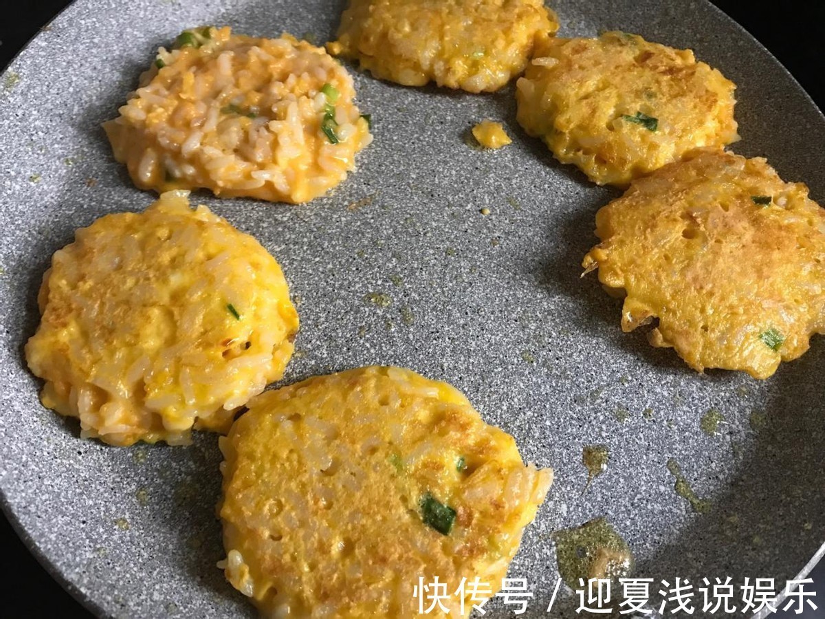 杂粮饼|营养丰富的鸡蛋蔬菜米饼,制作简单,鲜香四溢