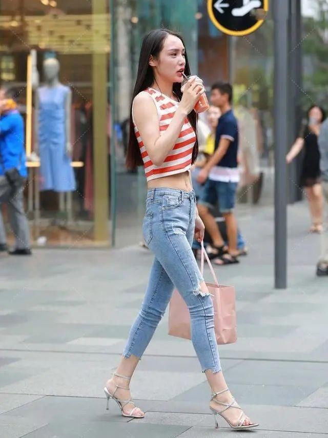 牛仔裤|红白条纹马甲搭配时尚牛仔裤，青春减龄活力满满