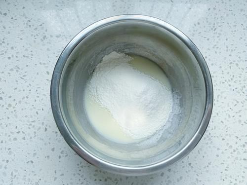 抓住暑假的尾巴，给女儿烤了一盘小小蛋糕，一口一个细腻又柔软