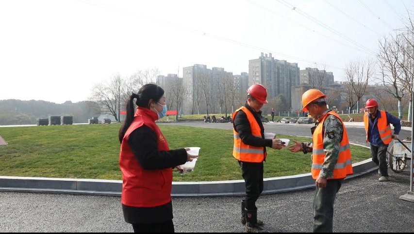 佳节|热腾腾的汤圆送到工地上 致敬城市建设者