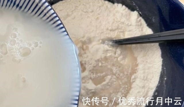 自从学会这个烤饼的做法,早餐更美味了,外皮酥脆,内里多层柔软!