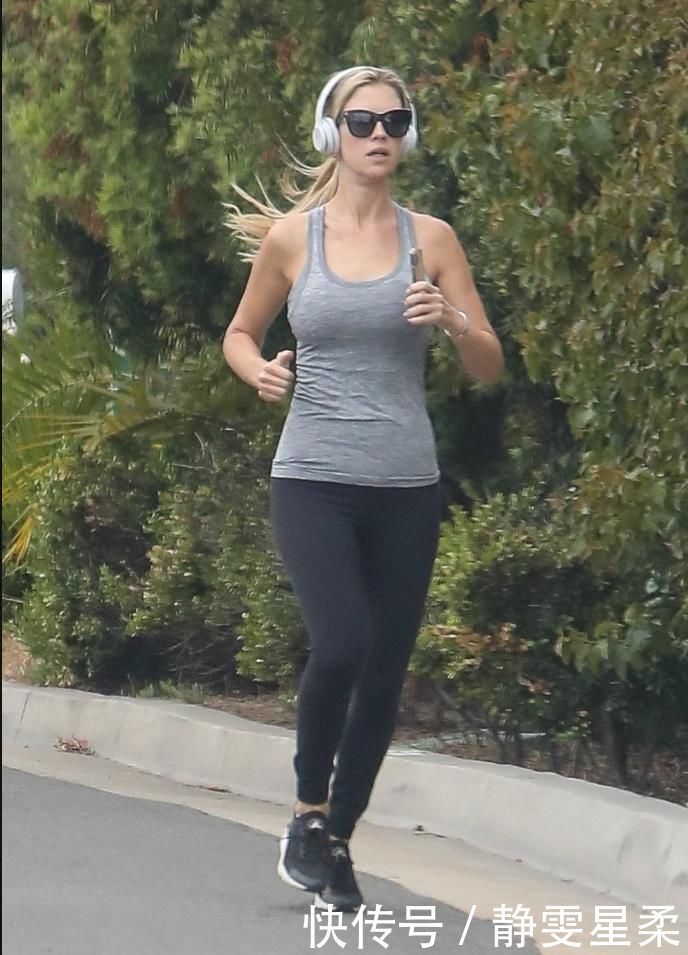 克里斯蒂娜·安斯蒂德穿背心紧身裤跑步,步履优雅,健美阳光