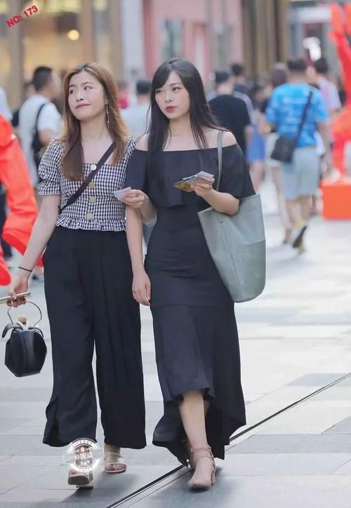 背带裤|文艺清新的连衣裙装扮低调不失高贵，如花美眷神采迷人，青春阳光