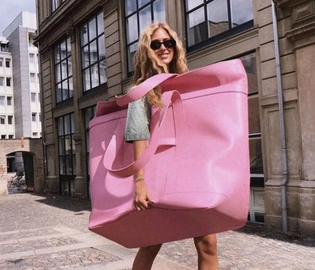 金属链 还在被小巧优雅的包包out了,今年的时尚圈,包包pk谁最大!