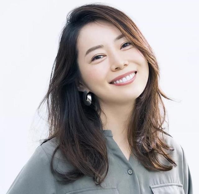 四五十岁长脸女人,抛弃“大妈卷”吧!留这几种发型,真显气质