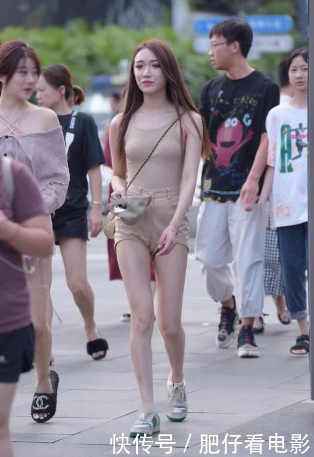 卡其色修身背心塞进短裤,简单时尚,活力满满