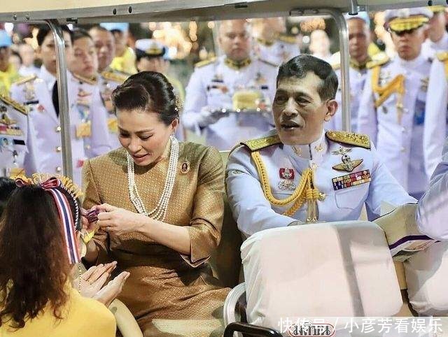 苏提达|诗妮娜不在眼前苏提达放松警惕?一身土豪金显俗气,直筒腰输贵妃