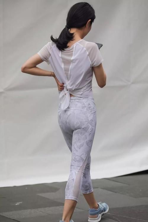 迎夏时尚说:浅灰色的运动套装,将身材展现的很漂亮,简单时尚
