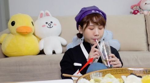 密子君吃300个四色海鲜水饺,喝水的时穿帮,网友这是糊弄谁呢