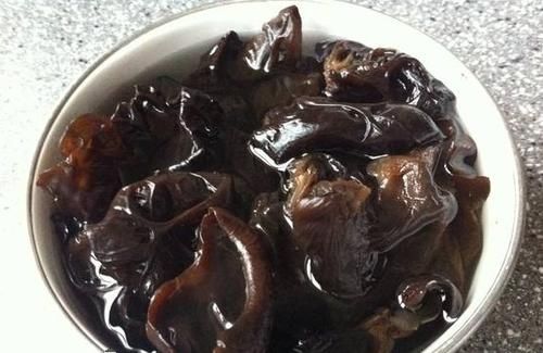 泡木耳用凉水还是温水？多加这一步，细菌污垢自动掉