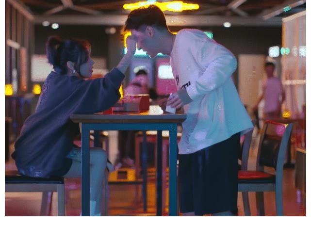 半熟戀人：開30萬的車，扒王能能的收入，他不介意羅拉有孩子嗎？