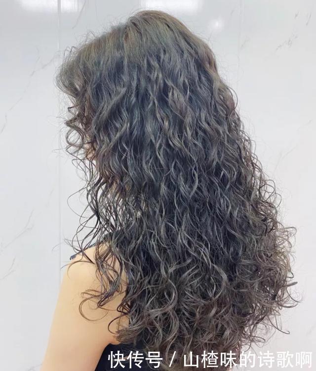 2020秋冬流行全头烫发型20款,蓬松保暖又洋气,你烫同款了吗