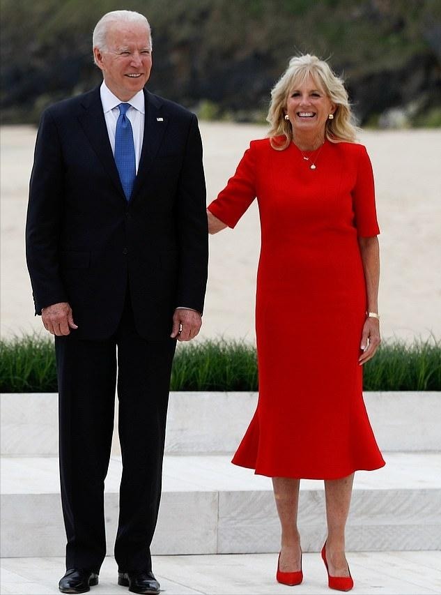 大女人|美国第一夫人终于出院,拄拐亮相走路不稳,70岁穿白裙运动鞋扮嫩