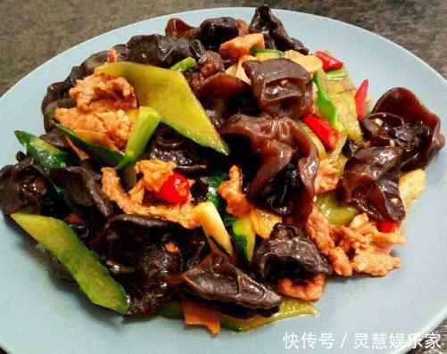 炒木耳时,容易炸锅溅出?学会这一招,轻松解决,特别实用