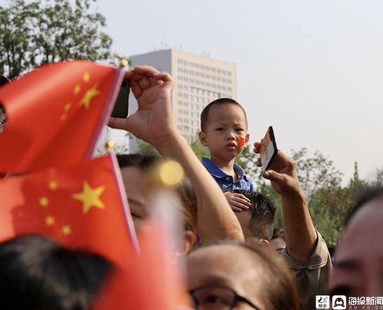 淄博荣耀广场红旗飘扬 热烈庆祝新中国成立72周年|中国红·齐鲁行 | 荣耀广场