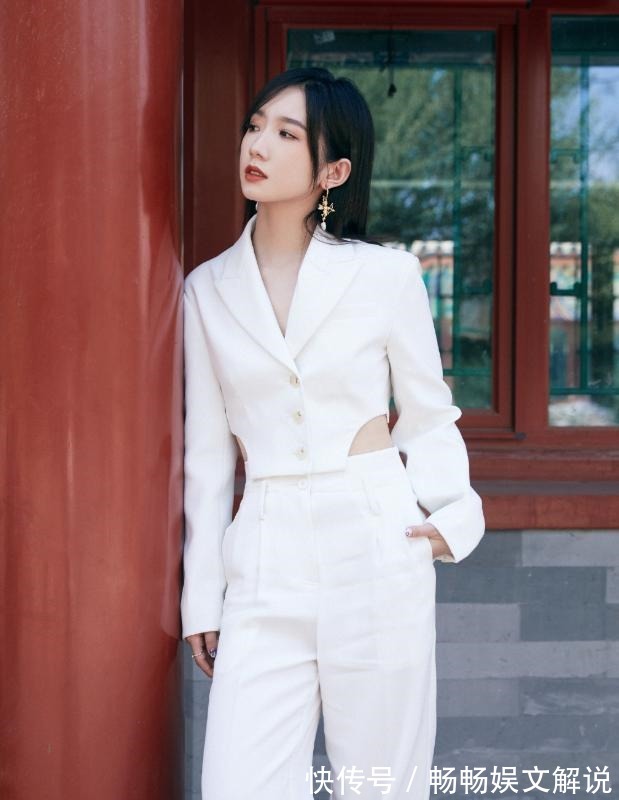 小蠻腰|孟美岐再戰(zhàn)金發(fā),杏色連衣褲又美又颯,時尚表現(xiàn)力太強(qiáng)!