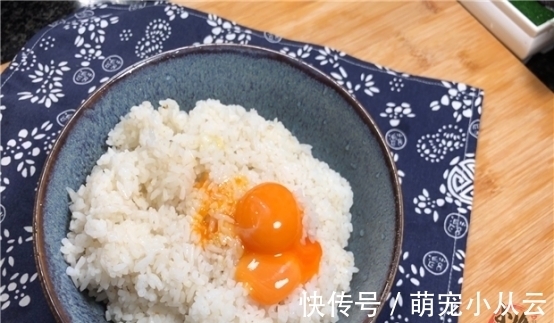 炒黄金鸡蛋炒饭时,先放蛋还是饭,很多人做错,大厨教你正确做法