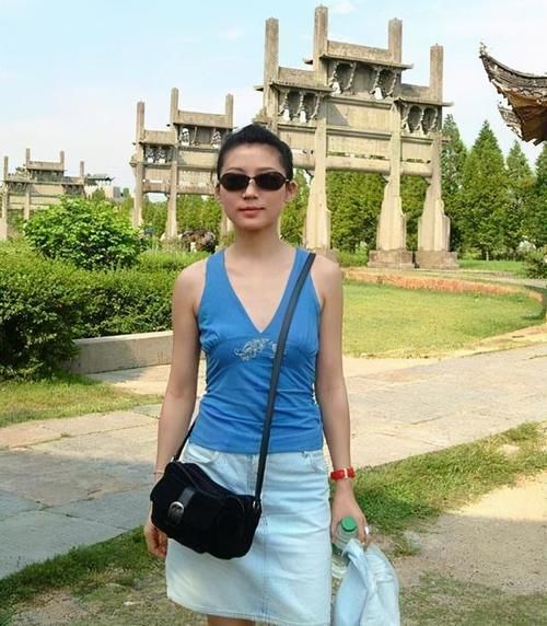  下巴|王小丫变瘦了！扎马尾辫穿黑色套装尖下巴抢镜，年过半百气质优雅