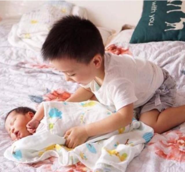 心理准备|俩萌娃睡觉，妈妈掀开被子瞬间被感动，网友国家欠我一个妹妹