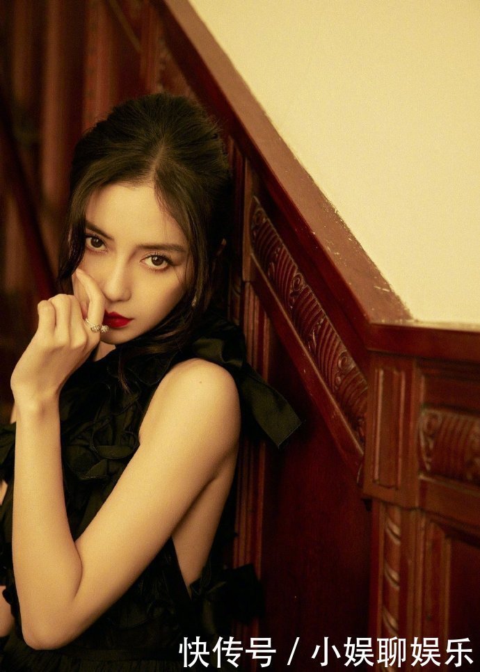 Angelababy一袭波边礼服卷发红唇高贵优雅,后背丝带的设计更显得神秘又性感