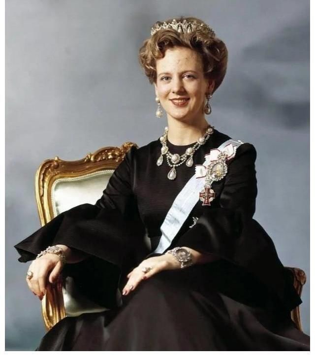 玛格丽特!丹麦玛格丽特二世女王审美独特,多顶黄金花卉头饰,造型古怪