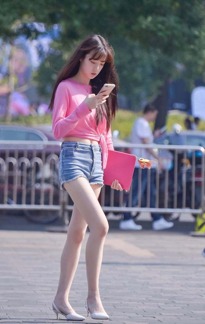 小姐姐|街拍:穿粉色上衣的小姐姐清纯可爱,长得好像初恋女友!