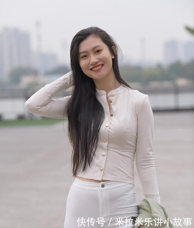 小姐姐 穿修身裤好看吗搭配“开衫t恤”试试看,形状会告诉你答案!