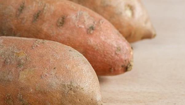 中医刘提醒：少吃3种“伤肝”食物，不然健康会亮起“红灯”！