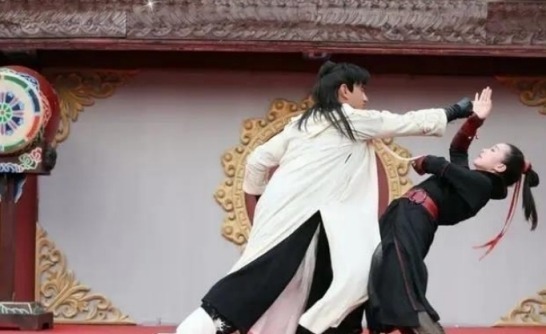 出嫁#才女上联招亲,天字出头为我夫,秀才的下联让她又羞又气只得出嫁