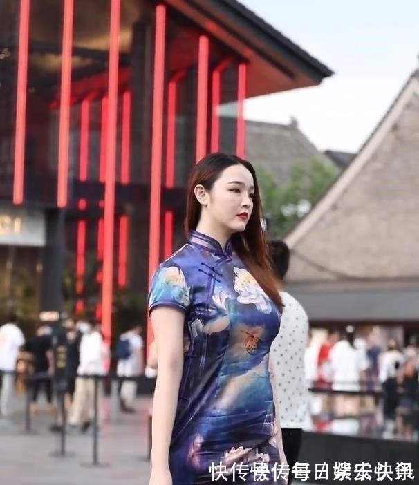 旗袍 人来人往的广场,旗袍女孩才是时尚的主角