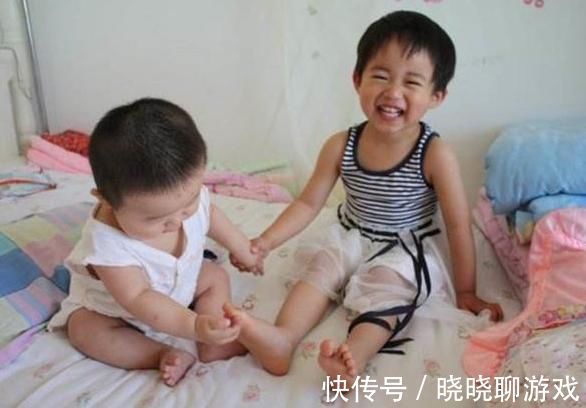 弟弟妹妹|“我就是偏心妈妈”,二胎妈妈无奈哭诉,生二胎后公平是最大谎言