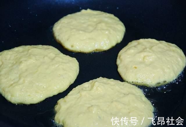 玉米面这做法太香了，搅一搅煎一煎，手不沾面，10分钟出锅香酥脆